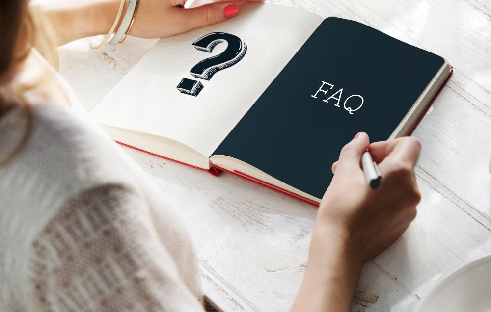 FAQ-Buch auf einem Schreibtisch mit großem Fragezeichen auf der linken Buchseite. Stengl Elektro- & Datentechnik GmbH in Mauern, Moosburg, Freising und Umgebung